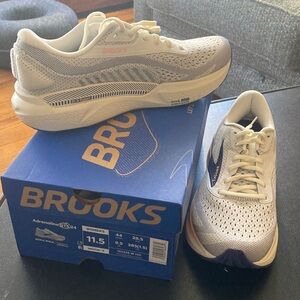 Brooks Women's Sneakers in White and Blue